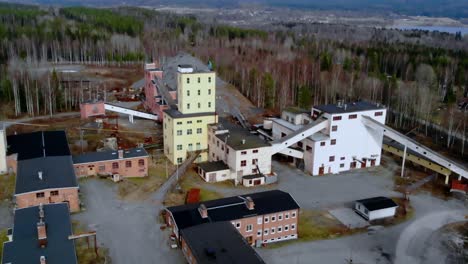 fotografía de un dron de una instalación minera abandonada