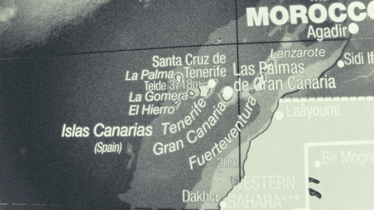 Primo piano di una mappa monocromatica che mostra le Isole Canarie, il Marocco e il Sahara Occidentale