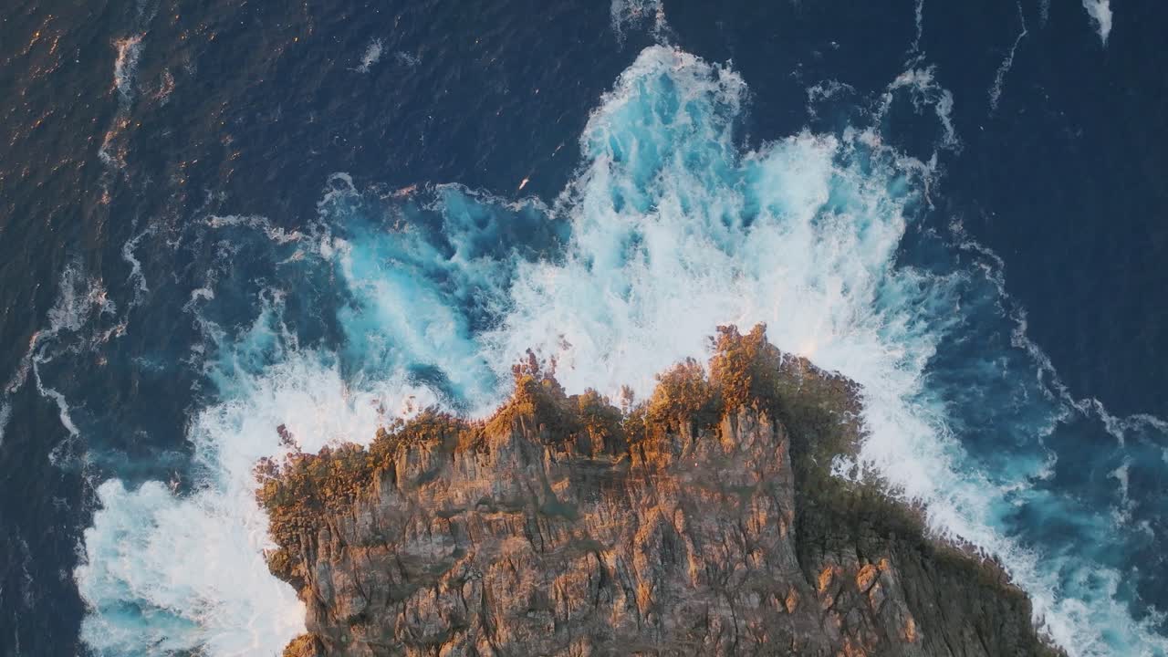 hermosos golpes de las olas del océano en el sol