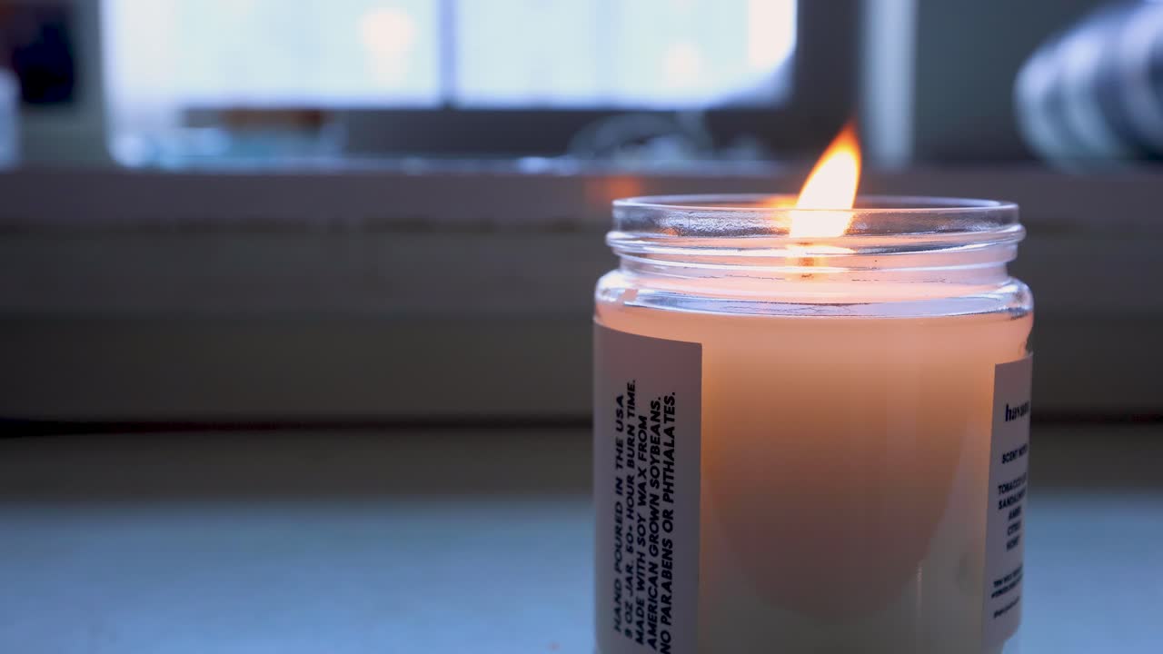 vela encendida en un escritorio en un apartamento, muy relajante 4k