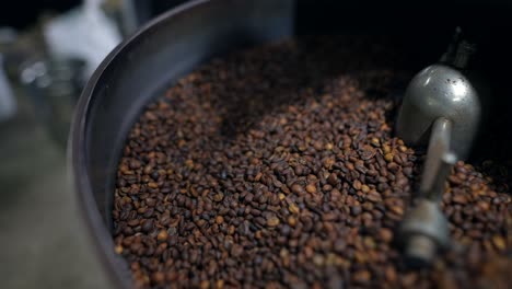granos de café en una máquina de tostar