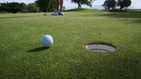 Jugador-De-Golf-Golpeando-La-Pelota-Con-Su-Palo.