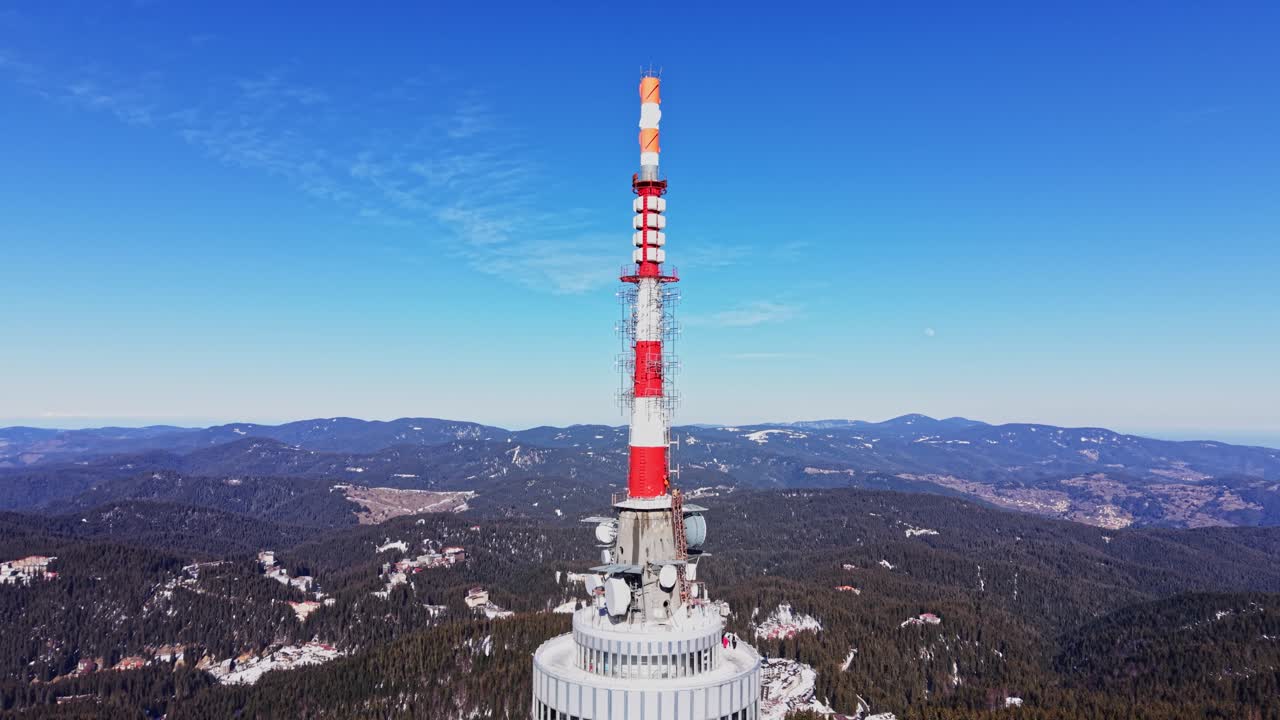 ブルガリアのカルパティア山脈にある送電塔からの眺め