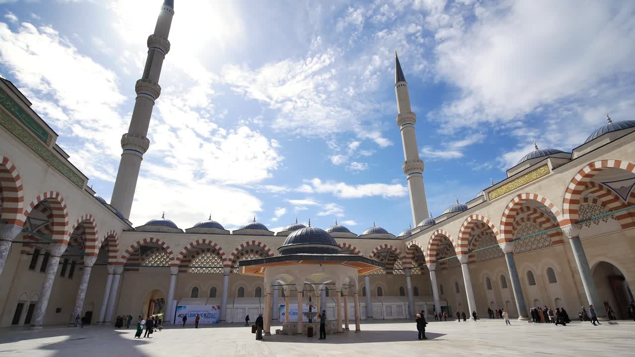 mezquita con minaretes y un patio