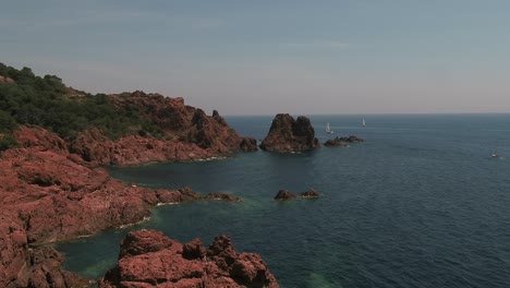 Die-Wunderschöne-Ile-D&#39;Or-In-Frankreich-Mit-Rocky-Mountains-Mit-Blick-Auf-Das-Wasser---Luftaufnahme