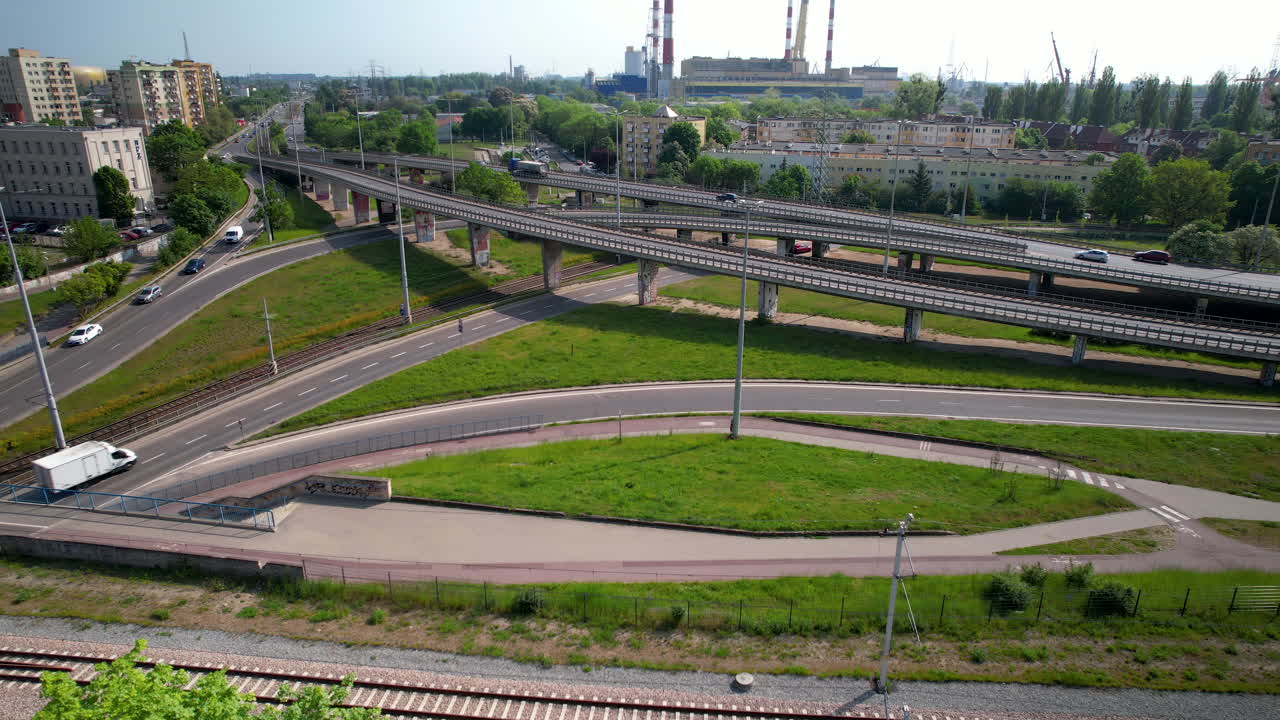 дрон-райзер показывает эстакаду с легким движением в гданьске, электростанцию сзади