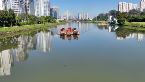 Recolección-De-Basura-En-El-Río-Pinos-En-Sao-Paulo,-Brasil