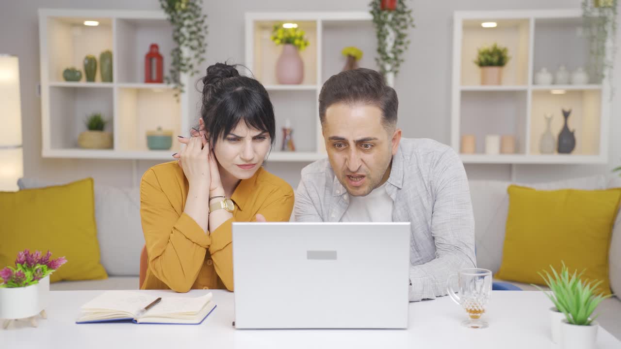 la pareja que se enojó por lo que sucedió en la computadora portátil.