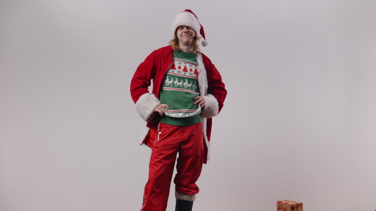 terrible santa jake está siendo atacado con regalos y golpeado en la cabeza por uno de ellos