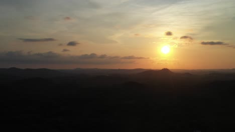 Imágenes-Aéreas-Del-Atardecer-Con-Nubes