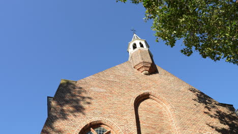 vista de bajo ángulo de la iglesia luterana evangélica de gouda, países bajos