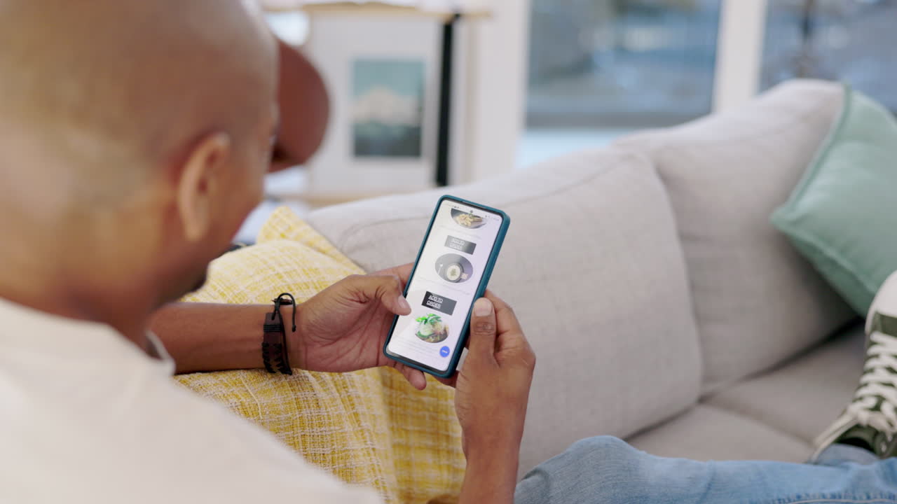 pedido de comida, aplicación móvil y hombre en el sofá con teléfono