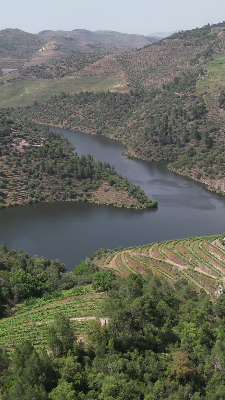 Fiume tra le montagne, natura portoghese.