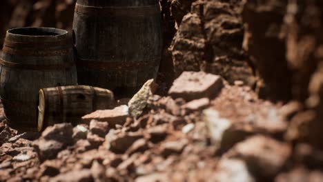 Alte-Hölzerne-Vintage-Weinfässer-In-Der-Nähe-Einer-Steinmauer-In-Der-Schlucht