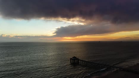 Luftaufnahme-Des-Silhouettierten-Roundhouse-Aquariums-Während-Des-Sonnenuntergangs-In-Manhattan-Beach,-Kalifornien,-USA