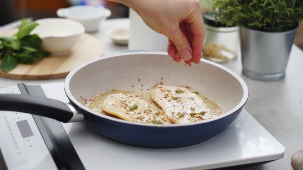 식사 준비 중에  ⁇  필레를 양념하는 작물 사람