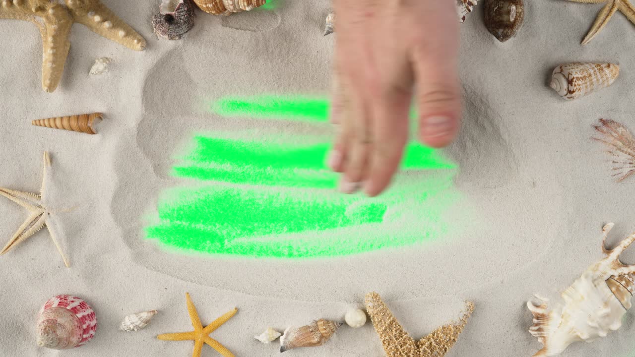 рука человека очищает песок, демонстрируя рекламную зону, рабочее пространство. песчаный морской фон с ракушками и морскими звездами для рекламы отдыха или путешествий.