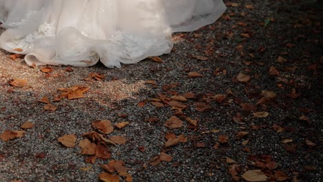 Una-Novia-Camina-Y-El-Vestido-De-Novia-Toca-El-Suelo-Y-Arrastra-Hojas-De-Otoño