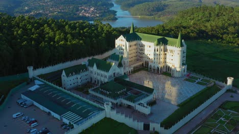 Monasterio-Católico-De-Estilo-Gótico-Ubicado-En-La-Hermosa-Naturaleza.