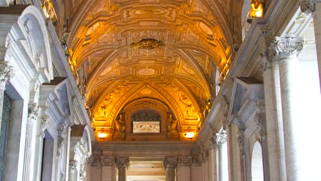 la basílica de san pedro de 4k en roma se extiende por el pasillo ornamentado