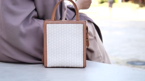 bolso de mano tejido elegante - accesorio de moda de verano