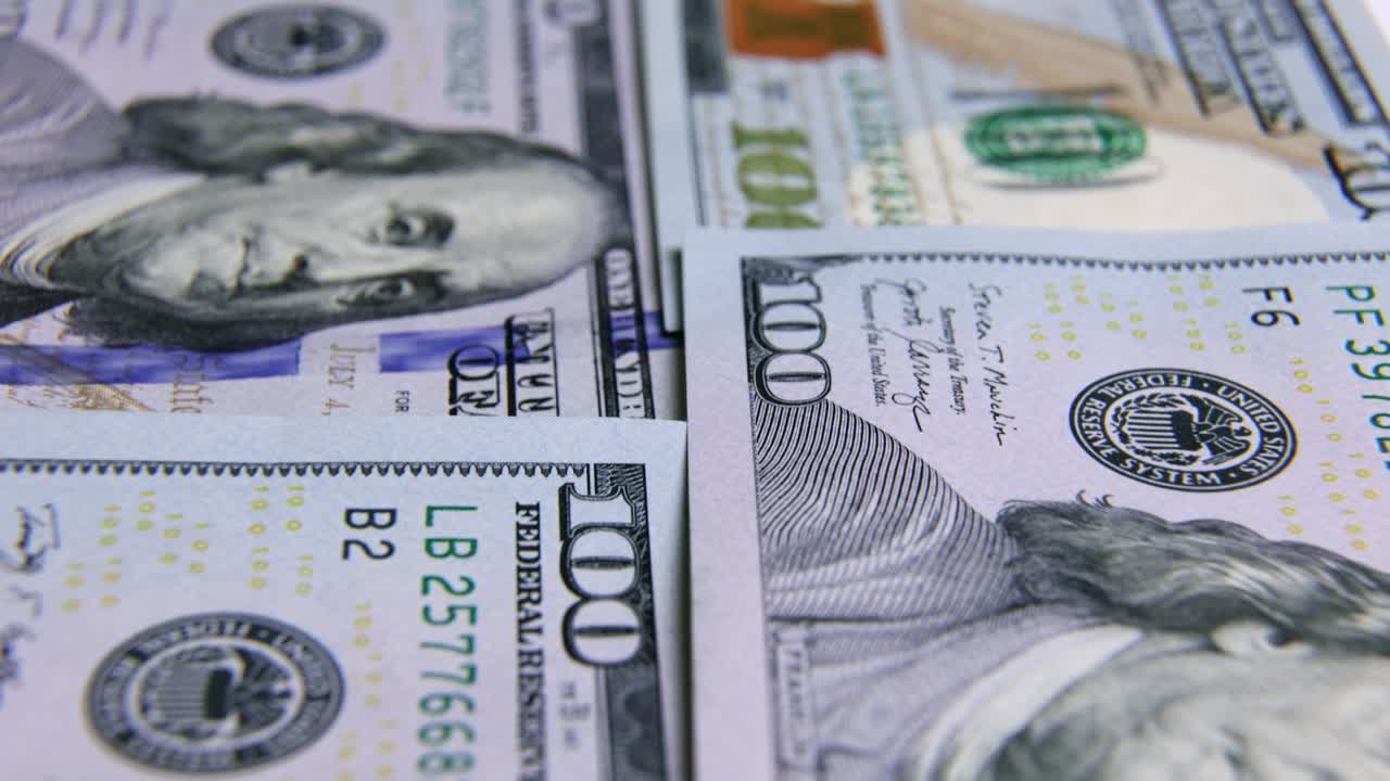 billetes de dólar estadounidense, dinero de papel, moneda de tasa de cambio. billetes de efectivo. el concepto de finanzas e inversión. cien dólares estadounidenses. economía empresarial