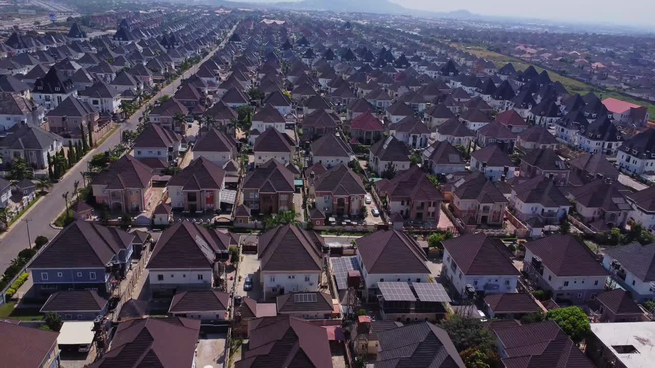Pemandangan udara yang menakjubkan dari deretan rumah mewah di lingkungan pinggir kota modern di Abuja, Nigeria pada hari yang cerah.