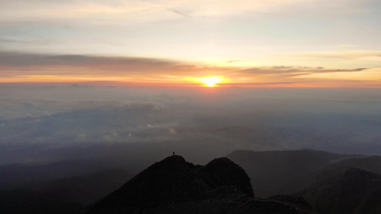 멕시코 라 말린체 산꼭대기에서 공중에서 볼 수 있는 풍경적인 일몰과 함께