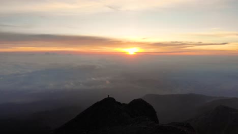 vista aérea do cume de la malinche com o pincel do pôr-do-sol no horizonte, méxico
