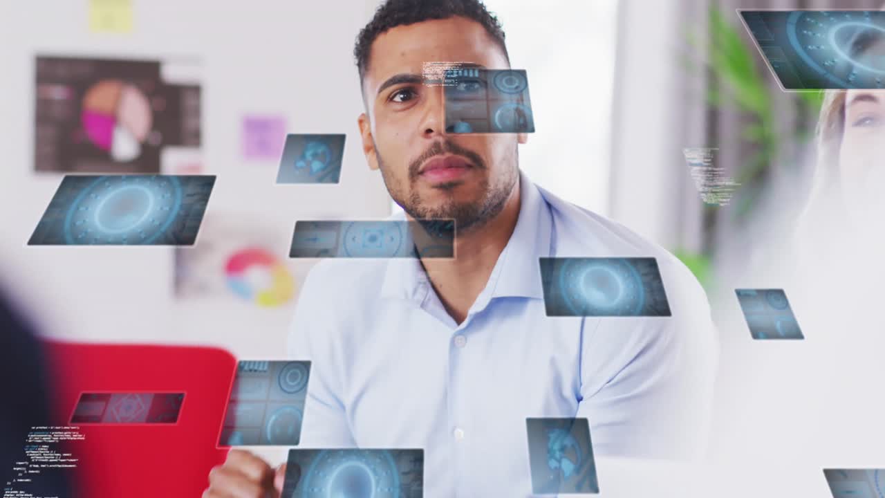 animación de procesamiento de datos contra hombre biracial discutiendo con sus colegas en la oficina