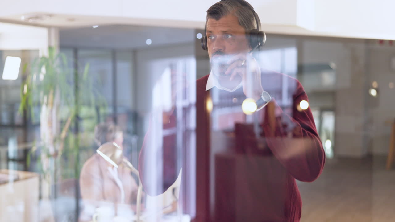 ventana, centro de llamadas y hombre mayor con llamada telefónica