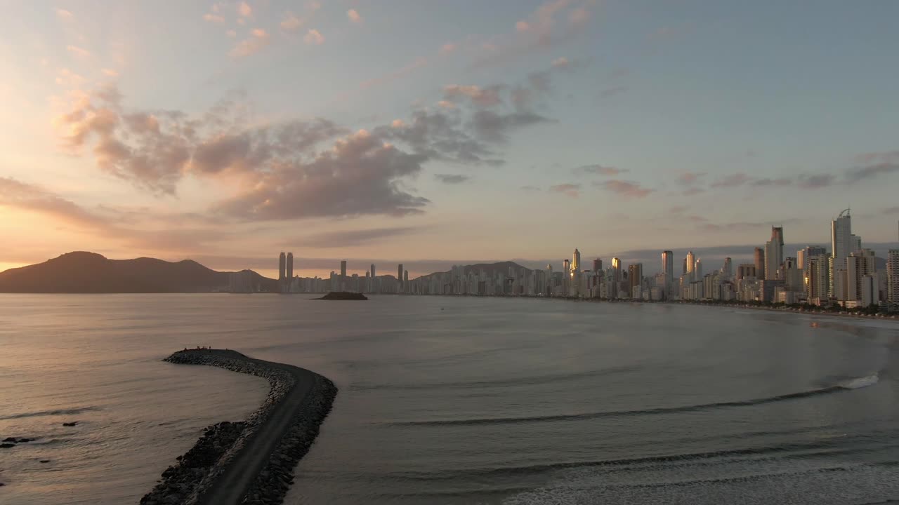 balneario camboriu costa playa ciudad al atardecer desde molhe da barra norte en santa catarina, brasil