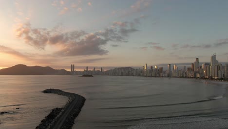 Balneario-Camboriu-Costa-Playa-Ciudad-Al-Atardecer-Desde-Embarcadero-Da-Barra-Norte-En-Santa-Catarina,-Brasil