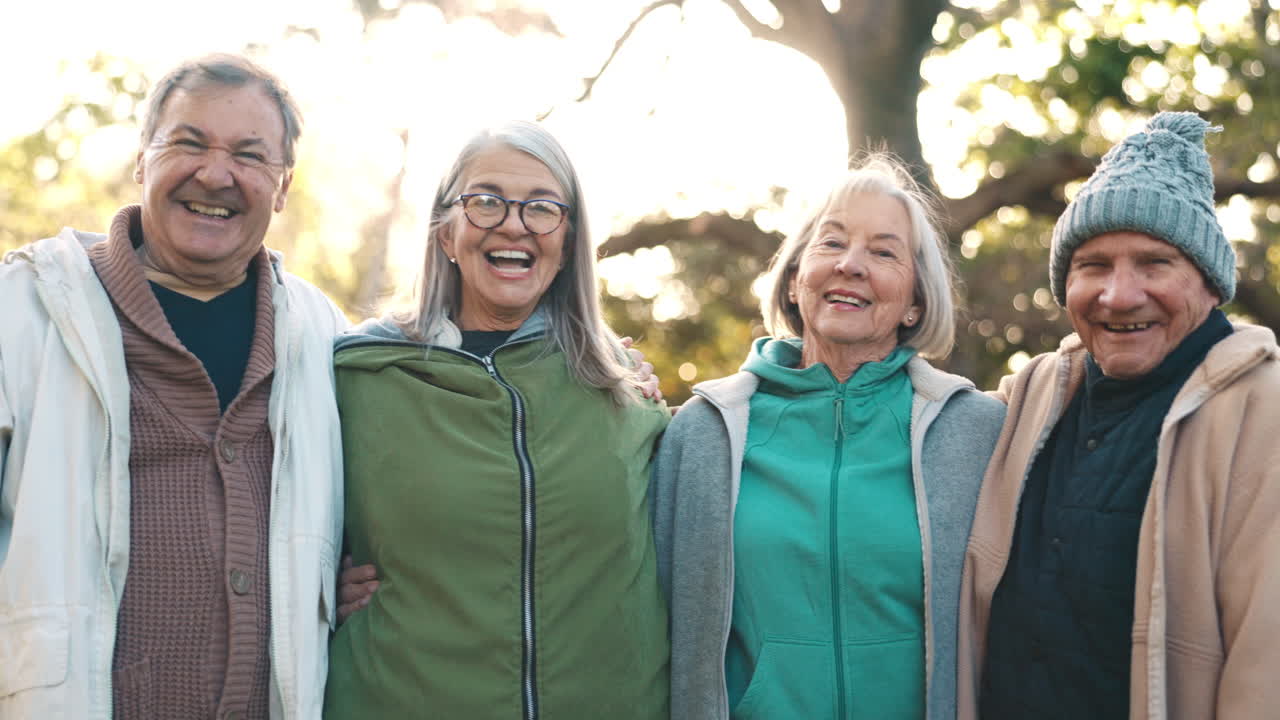 행복한 사람들, 고령자, 그리고 포옹을 가진 친구들