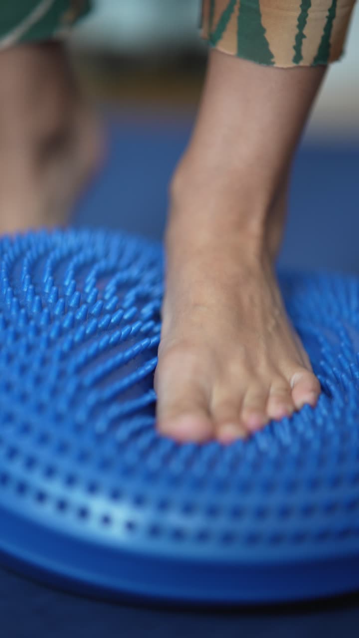 niño practicando ejercicios de equilibrio en una tabla oscilante