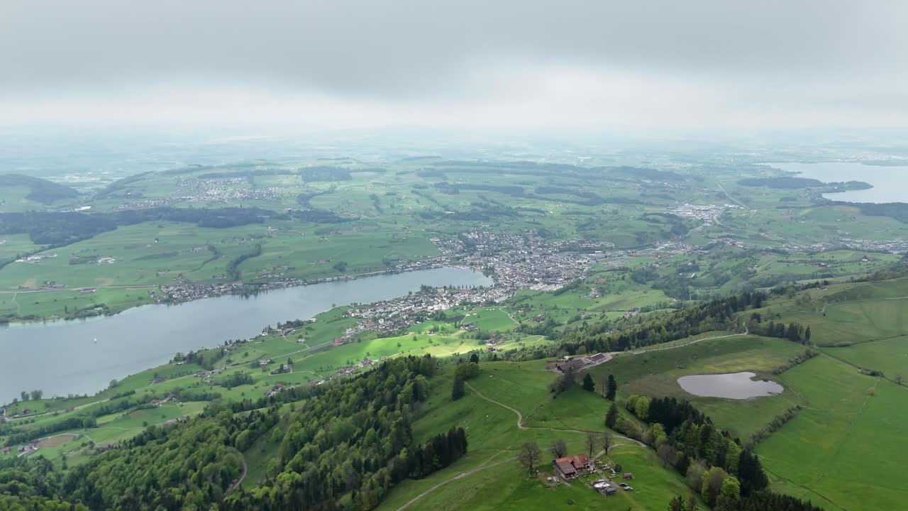 fotografía de un avión no tripulado de la ciudad suiza de küssnacht en el lago vierwaldstättersee en suiza