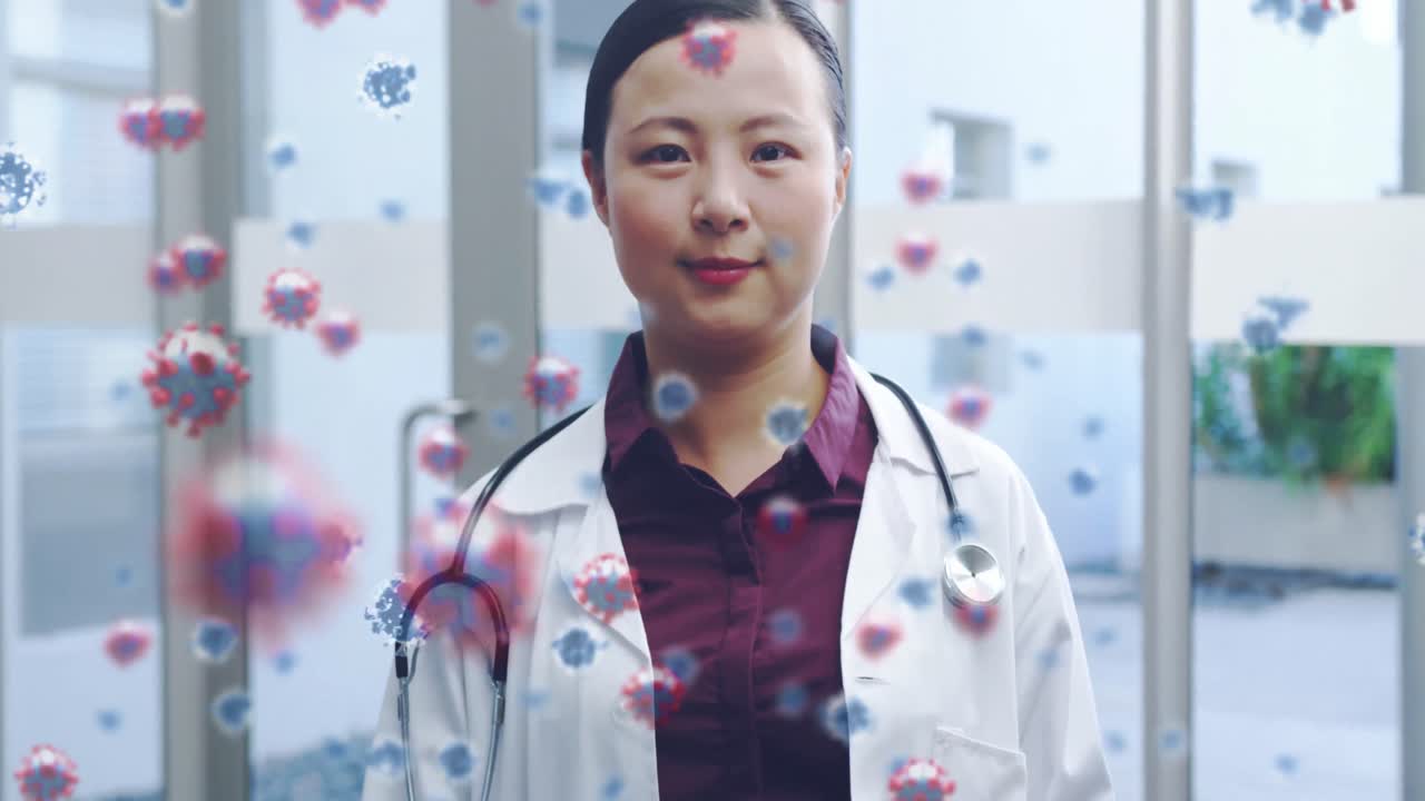 실험실 코트를 입은 여성 의사 위에 떠다니는 거대한 코로나19 세포의 애니메이션