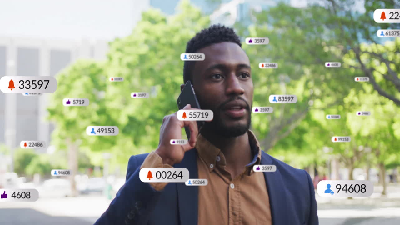 hablando por teléfono, hombre rodeado de notificaciones de redes sociales al aire libre