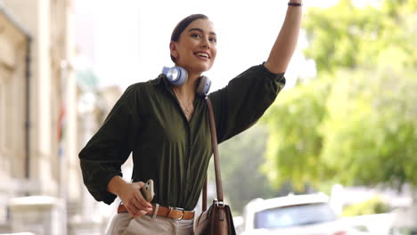 feliz, ciudad y mujer llamando taxi