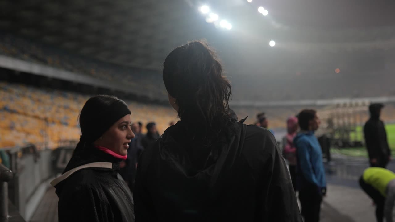 el equipo de fútbol femenino se prepara antes del juego en el estadio.