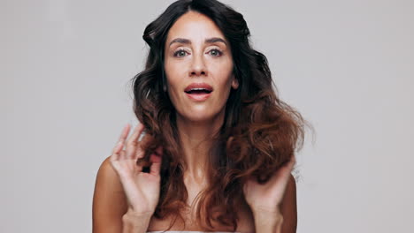 retrato de una mujer con cabello rizado