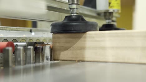 máquina de procesamiento de madera en acción