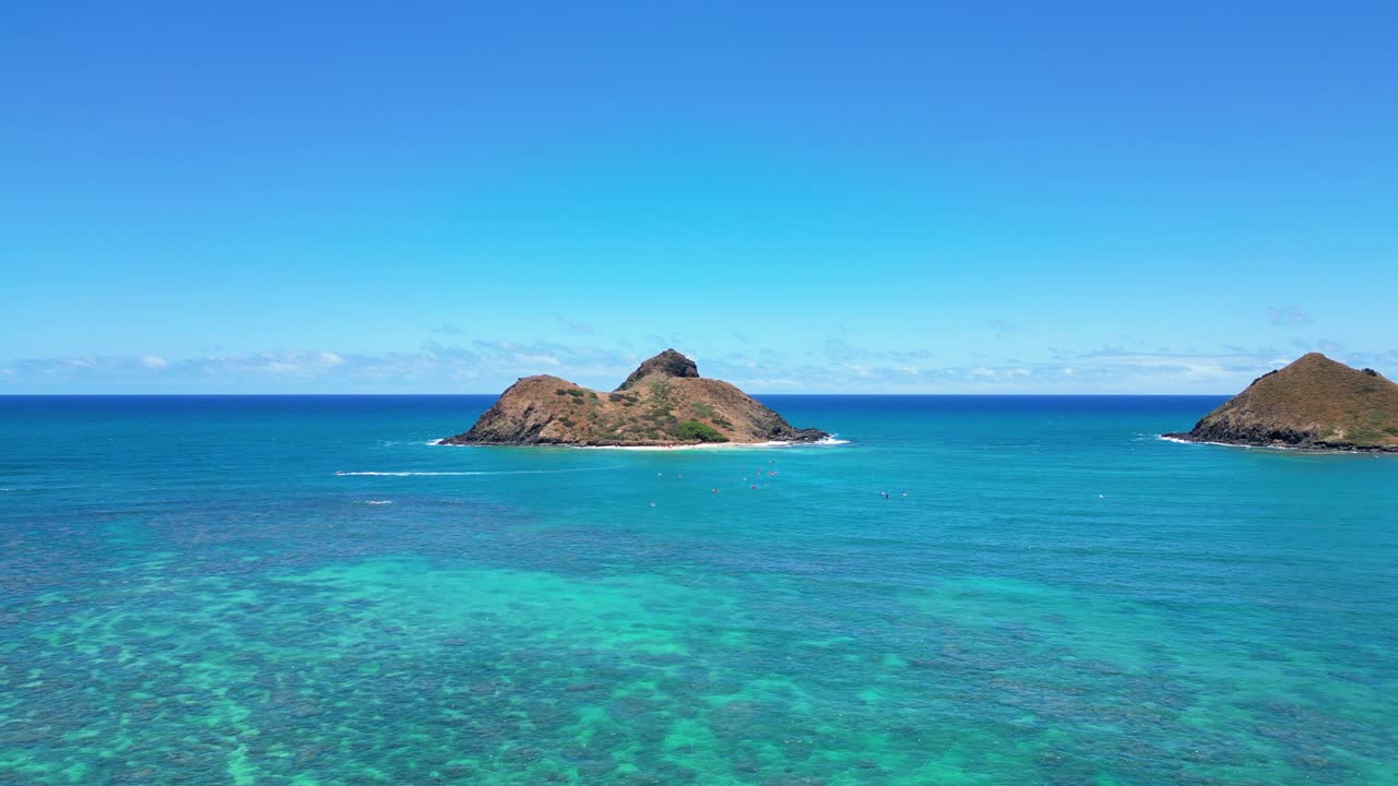 drone pasando sobre kayaks hacia las islas na mokolua, hawai