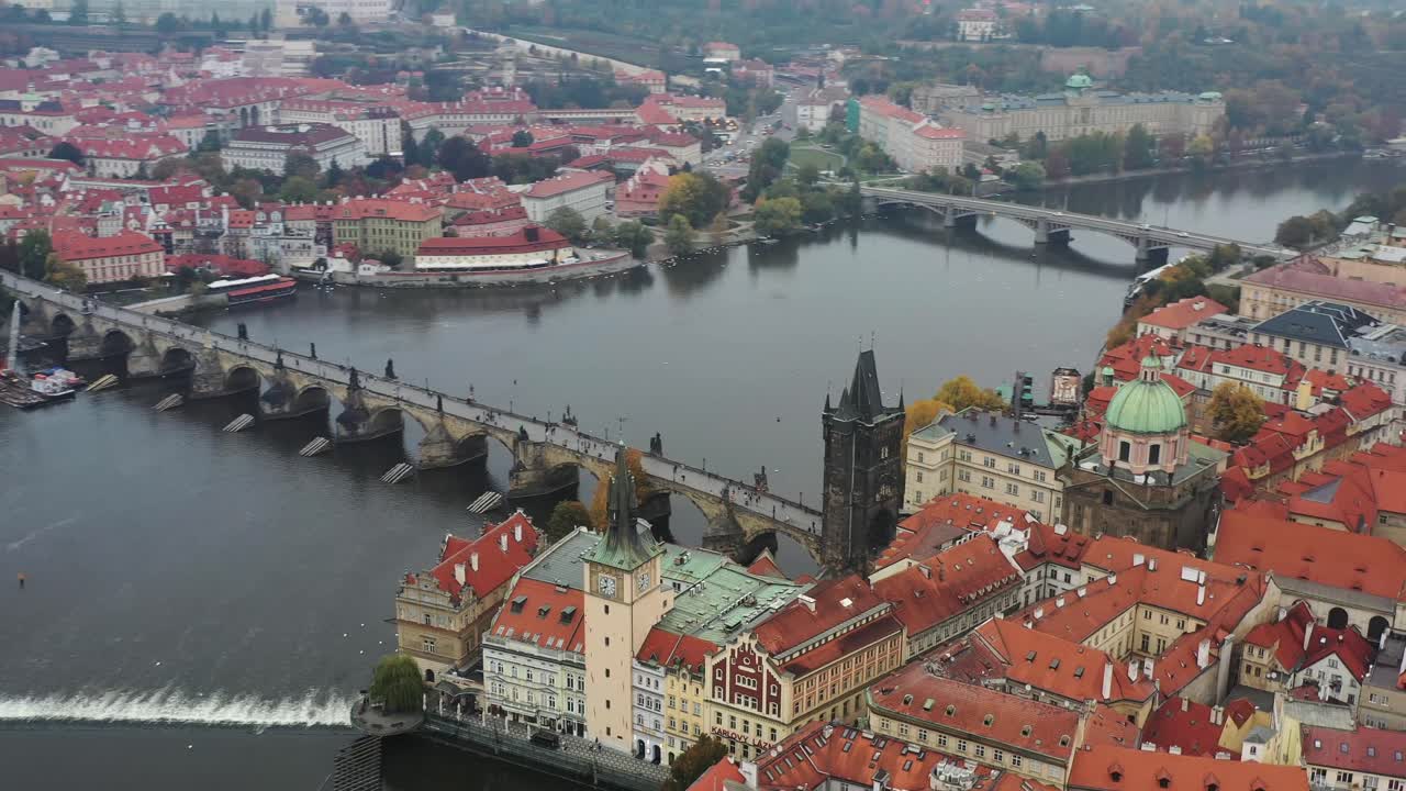 Veduta aerea cinematica dell'autunno scenografico di Praga