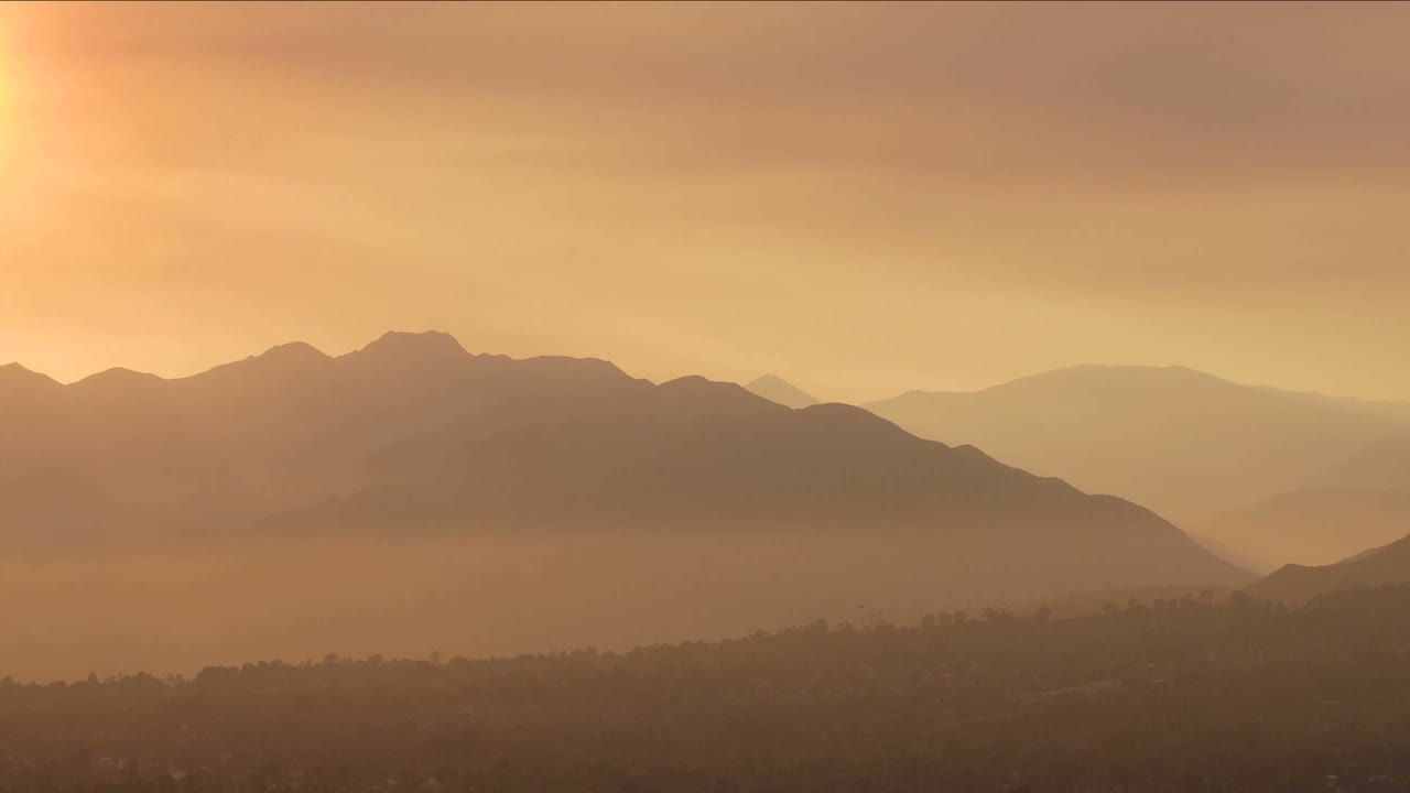 lapso de tiempo de una puesta de sol humeante de incendios forestales en ojai california