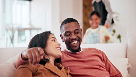 Amor,-Sonrisa-Y-Energía-Con-Una-Familia-En-Un-Sofá.