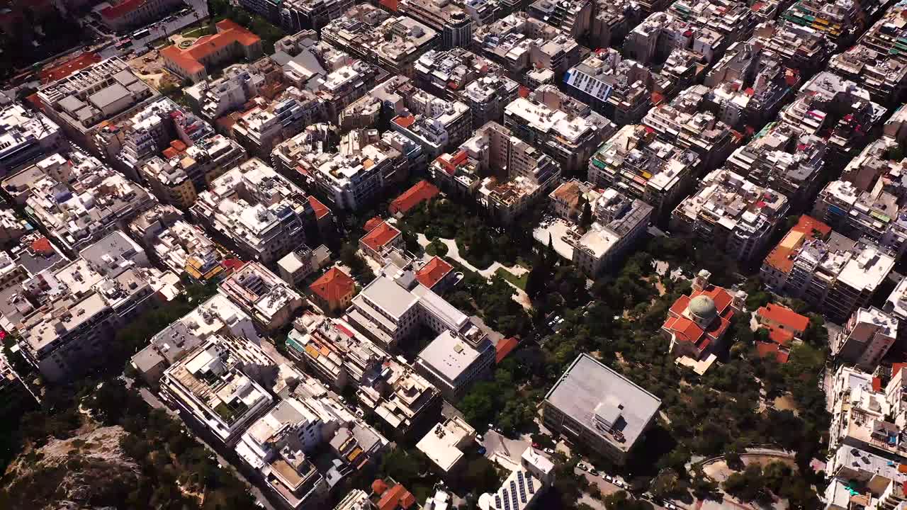 아테네에서 가장 높은 언덕인 리카베토스 (lycabetos) 는 드론으로 촬영된 조류의 눈으로 볼 수 있습니다.