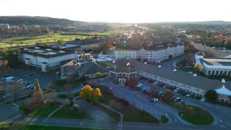 Hershey-Lodge-hotel-in-American-city,-Hershey,-Pennsylvania