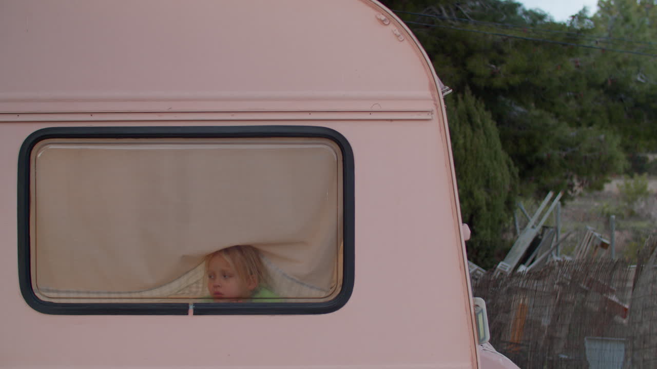 밴에 있는 소녀