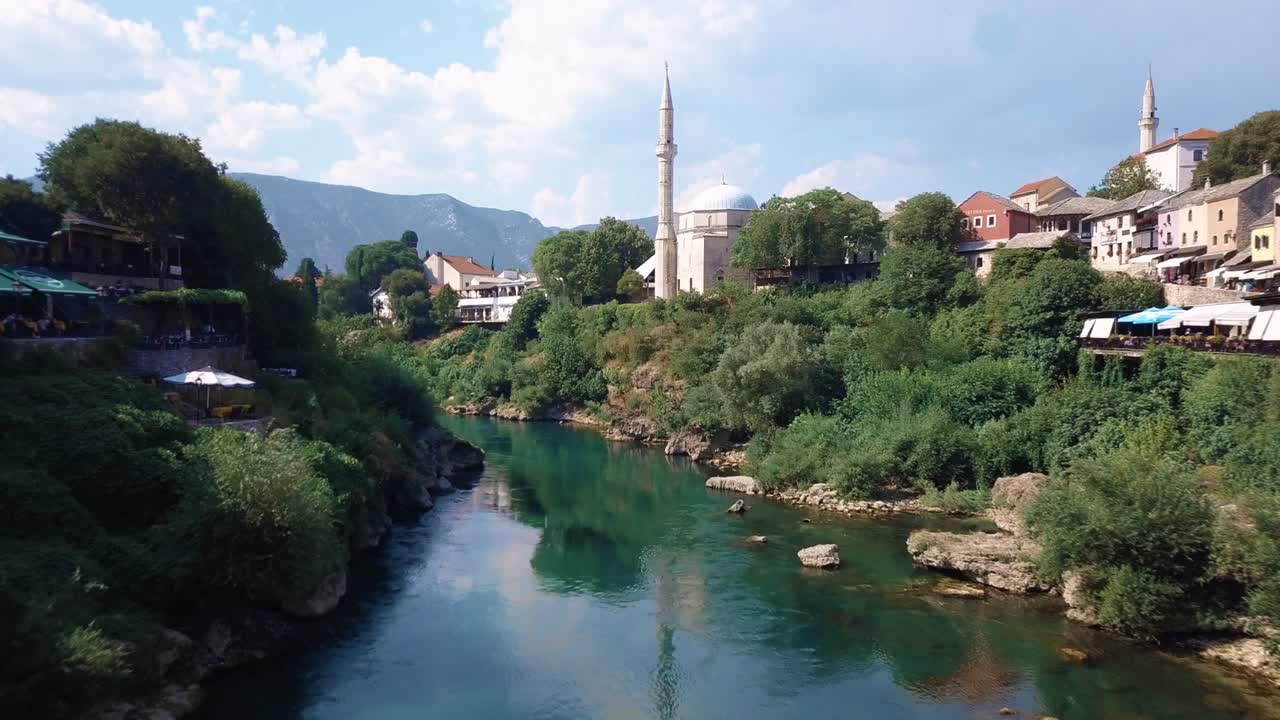 volando directamente bajo el icónico viejo puente "stari most" en mostar y pasando por una famosa mezquita